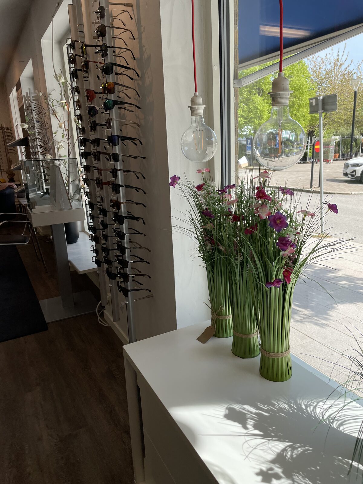 Solglasögonvägg i Min Optiks butik i Vellinge