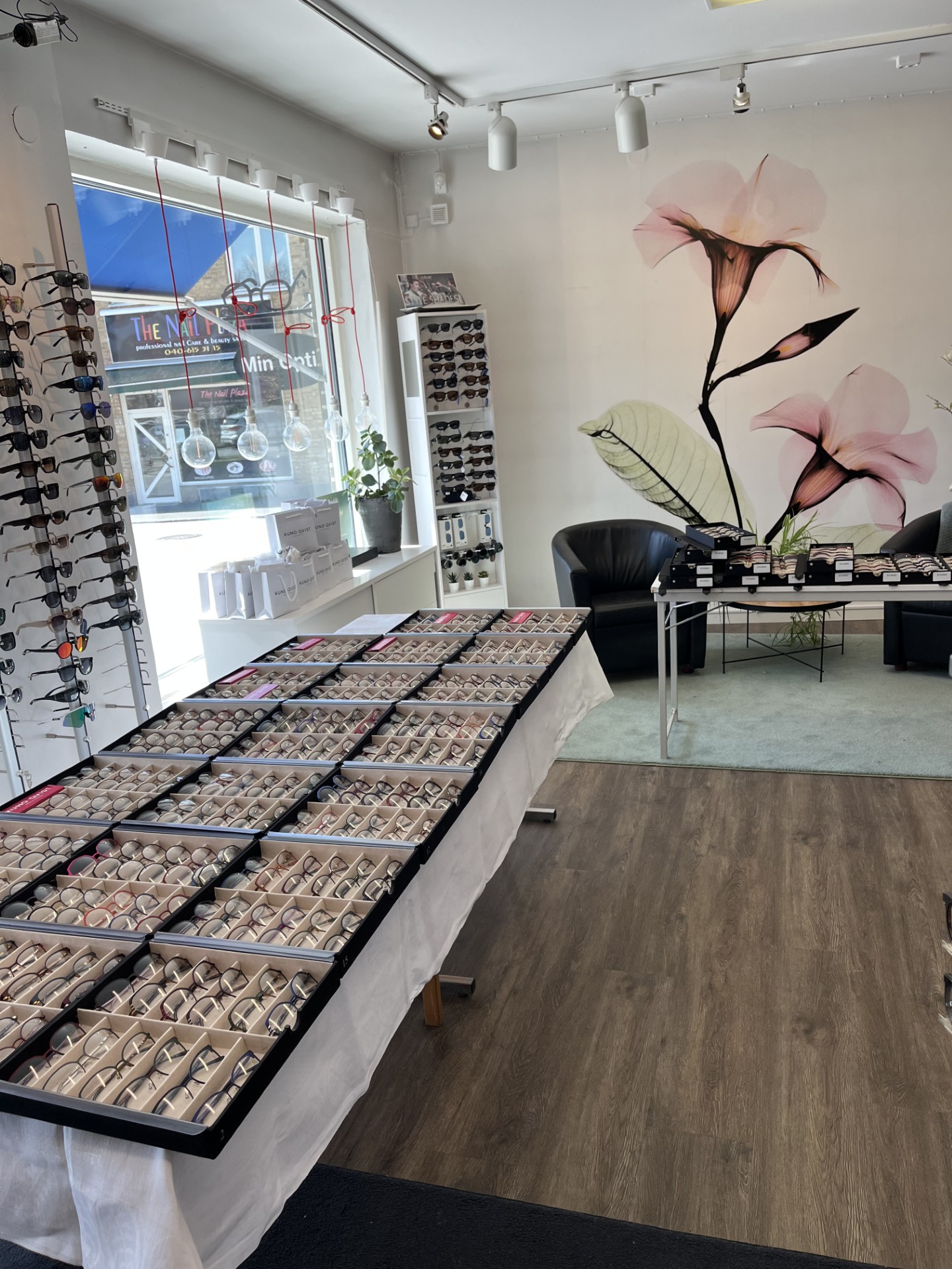 Bågar och solglasögon i Min Optiks butik i Vellinge